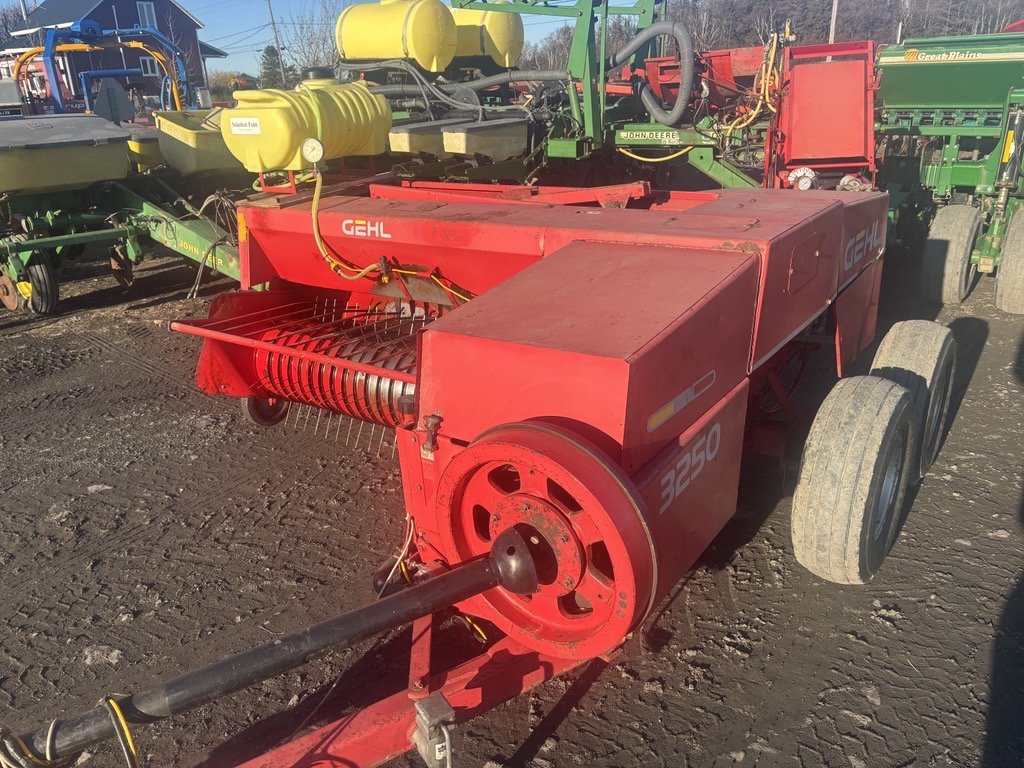 1990 Gehl 3250 in Cacouna, Quebec - 4 - w1024h768px