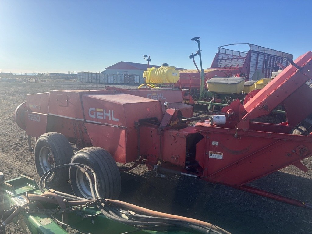 1990 Gehl 3250 in Cacouna, Quebec - 3 - w1024h768px