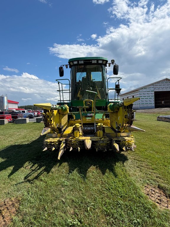 2007 John Deere 7300 in Cacouna, Quebec - 2 - w1024h768px