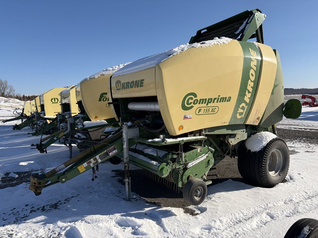 Krone Comprima F155XC  2015 à Cacouna, Québec - 1 - w1024h768px