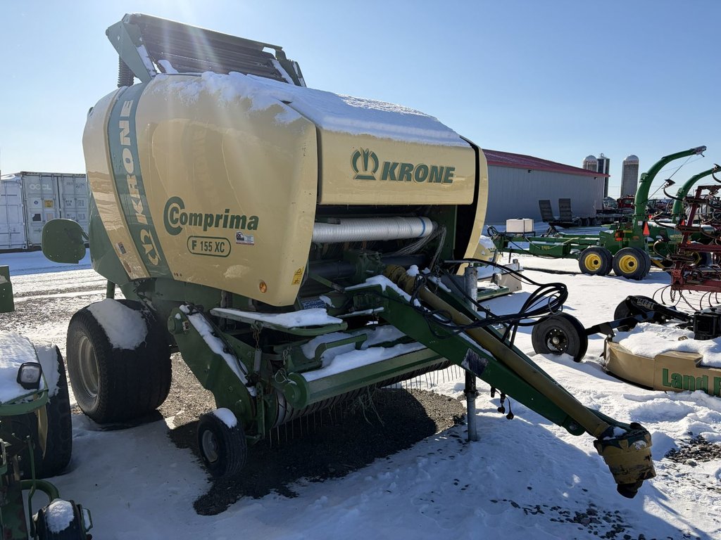 Krone Comprima F155XC  2015 à Cacouna, Québec - 3 - w1024h768px