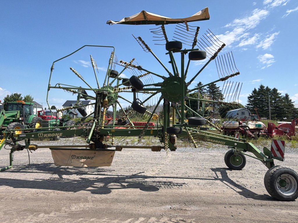 2011 Krone SW810 in Cacouna, Quebec - 3 - w1024h768px