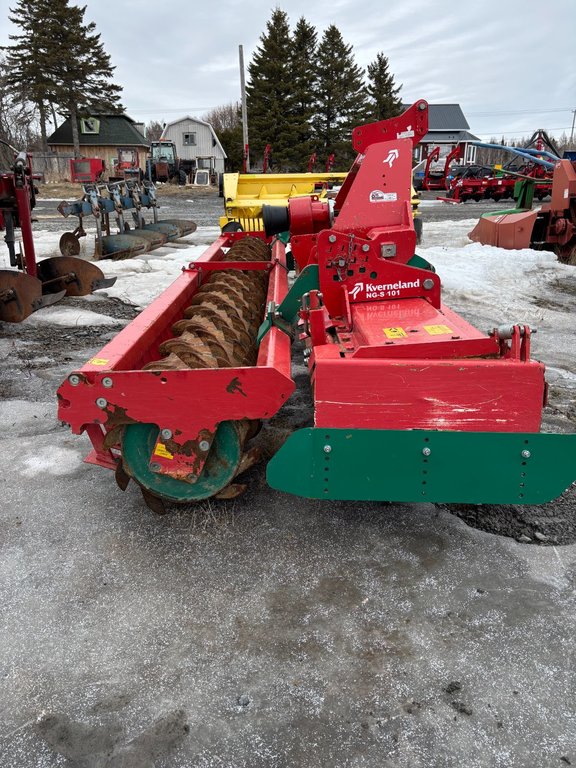 Kverneland NGS 451  2012 à Cacouna, Québec - 1 - w1024h768px