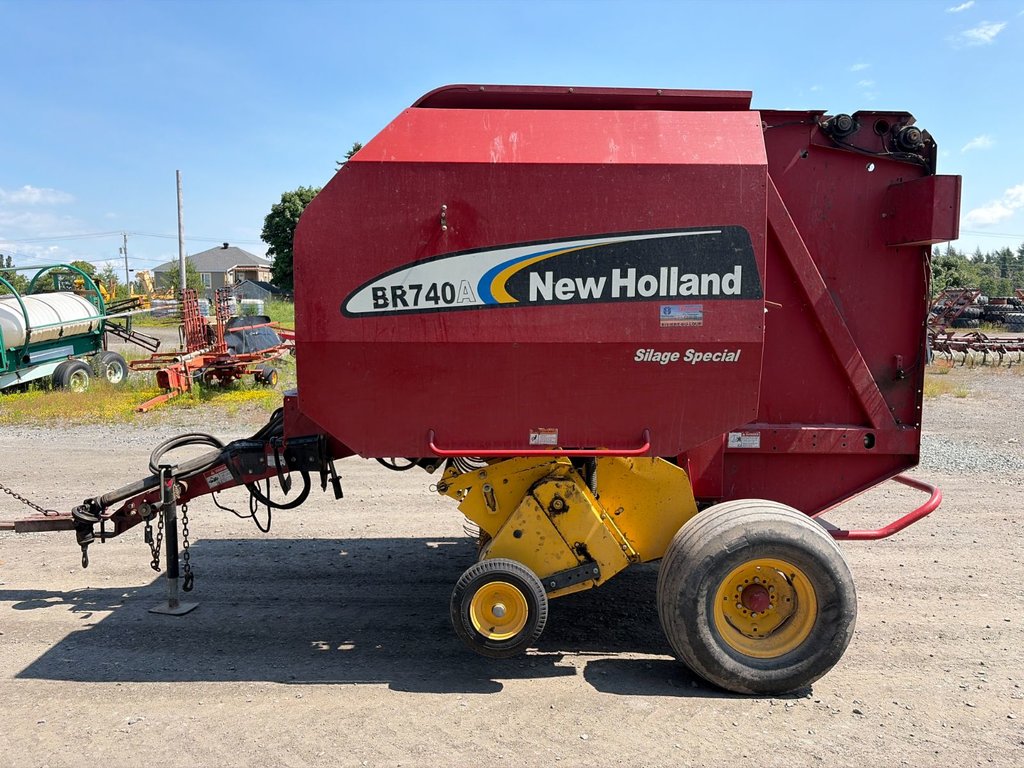 New Holland BR740A  2006 à Cacouna, Québec - 4 - w1024h768px