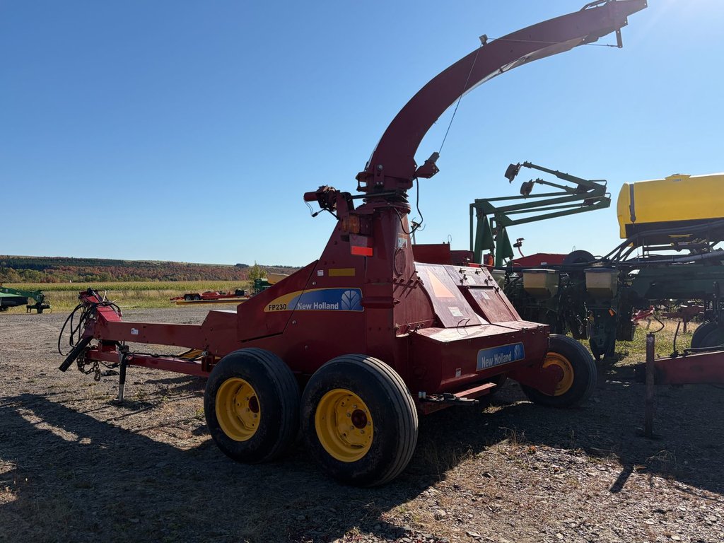 2003 New Holland FP230 in Cacouna, Quebec - 2 - w1024h768px