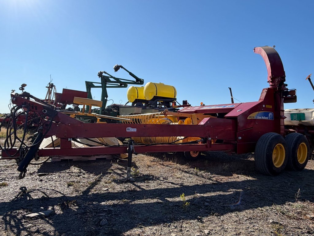 2003 New Holland FP230 in Cacouna, Quebec - 1 - w1024h768px
