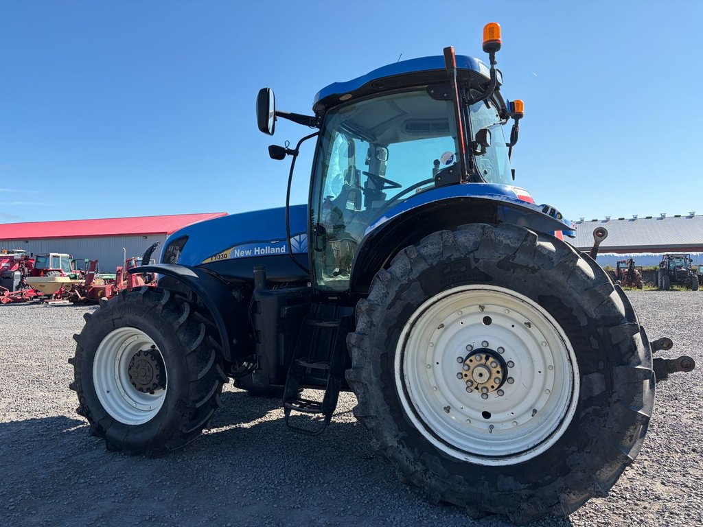 2009 New Holland T7030 in Cacouna, Quebec - 2 - w1024h768px