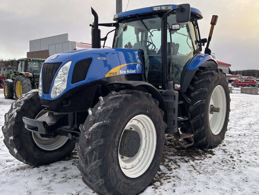 2010 New Holland T7030 in Cacouna, Quebec - 3 - w1024h768px