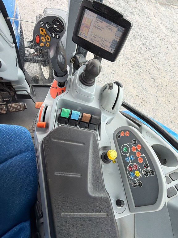 2010 New Holland T7030 in Cacouna, Quebec - 8 - w1024h768px