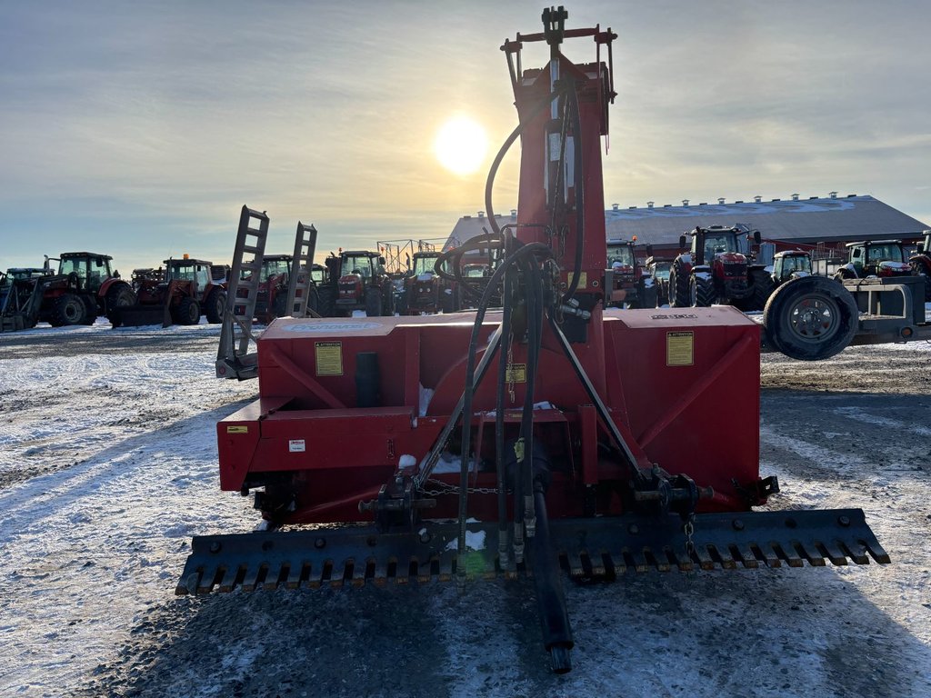 2014 Pronovost P800 in Cacouna, Quebec - 4 - w1024h768px