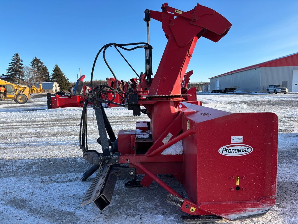 2014 Pronovost P800 in Cacouna, Quebec - 2 - w1024h768px