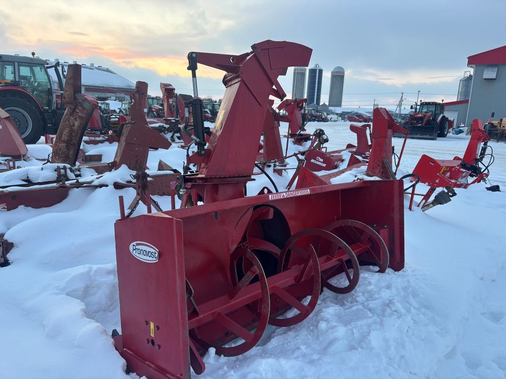 2006 Pronovost P860-92 in Cacouna, Quebec - 1 - w1024h768px