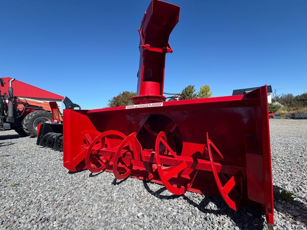 2002 Pronovost P860 in Cacouna, Quebec - 4 - w1024h768px