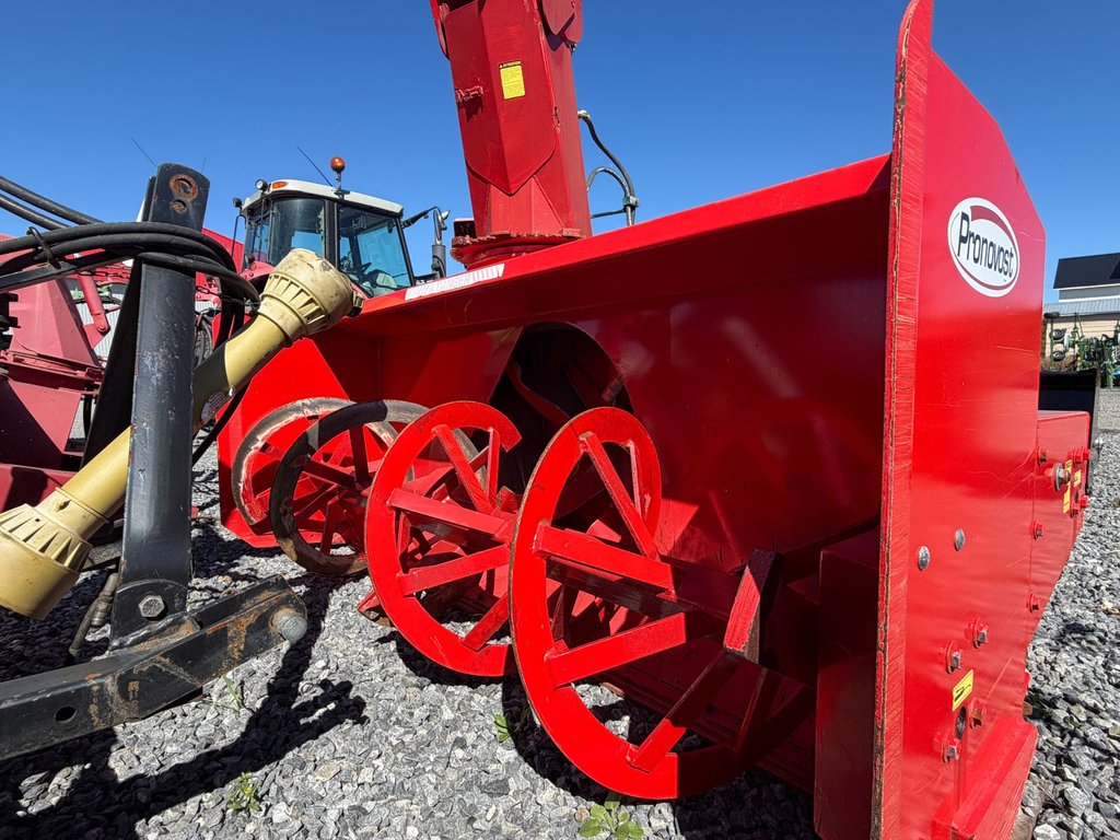 2020 Pronovost P860 in Cacouna, Quebec - 3 - w1024h768px