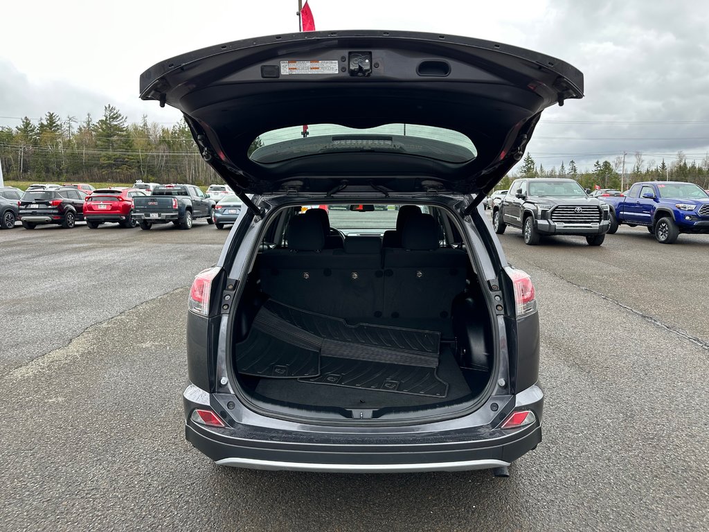 Toyota RAV4 Hybrid LE+ 2018 à Fredericton, Nouveau-Brunswick - 9 - w1024h768px