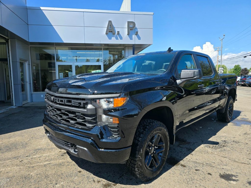 Chevrolet Silverado 1500 Custom Trail Boss 2026 à New Richmond, Québec - 1 - w1024h768px