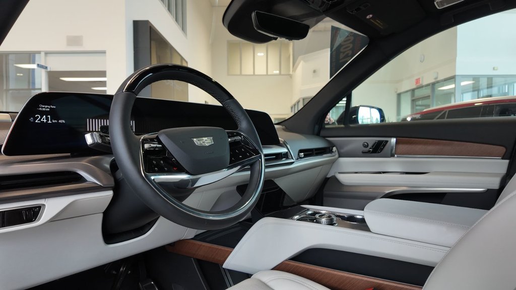2026 Cadillac VISTIQ Sport in Jonquière, Quebec - 12 - w1024h768px