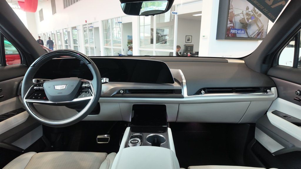 2026 Cadillac VISTIQ Sport in Jonquière, Quebec - 8 - w1024h768px