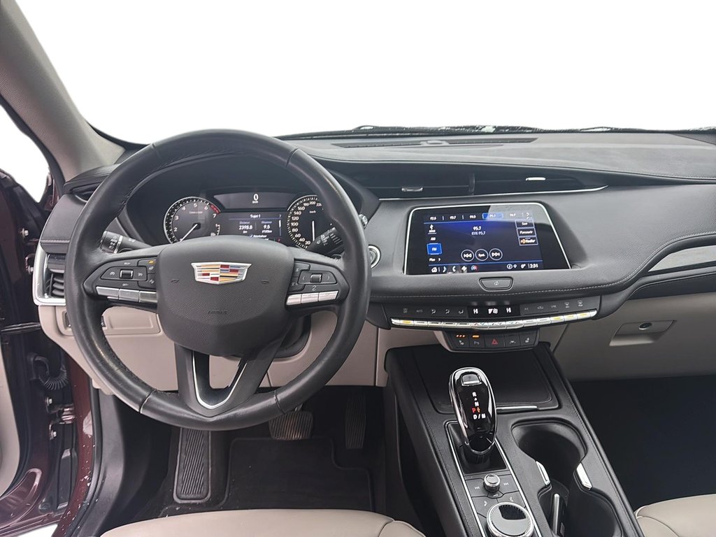 2023 Cadillac XT4 AWD Premium Luxury in Jonquière, Quebec - 10 - w1024h768px