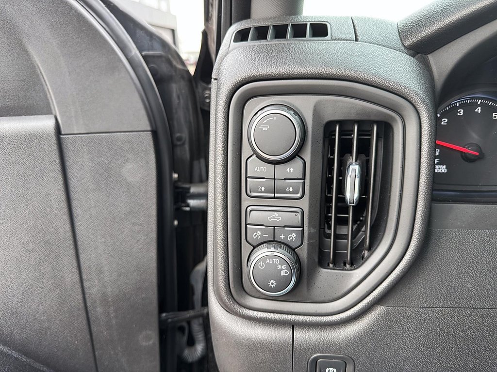 2023 Chevrolet Silverado 1500 Custom Trail Boss in Jonquière, Quebec - 15 - w1024h768px