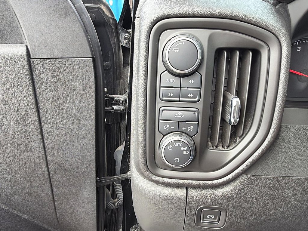 2023 Chevrolet Silverado 1500 in Sept-Îles, Quebec - 17 - w1024h768px