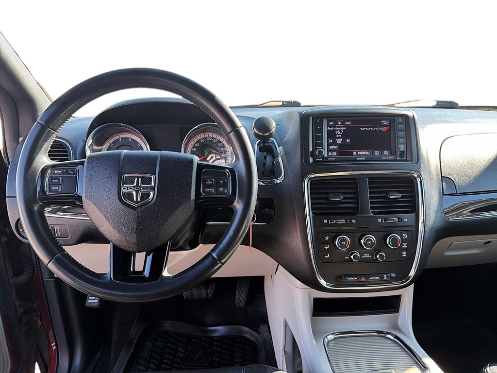 2019 Dodge Grand Caravan SXT Premium Plus in Jonquière, Quebec - 9 - w1024h768px