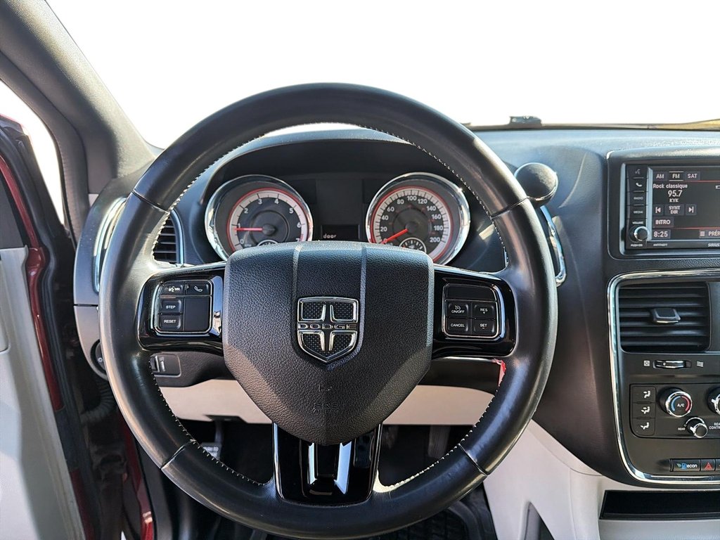 2019 Dodge Grand Caravan SXT Premium Plus in Jonquière, Quebec - 11 - w1024h768px