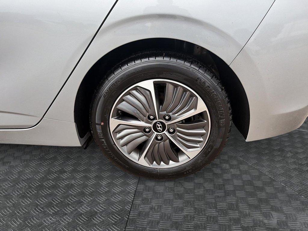 2020 Hyundai Ioniq Plug-In Hybrid in Baie-Comeau, Quebec - 7 - w1024h768px
