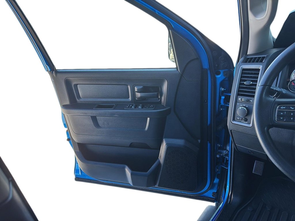 2023 Ram 1500 Classic Tradesman in Chicoutimi, Quebec - 10 - w1024h768px