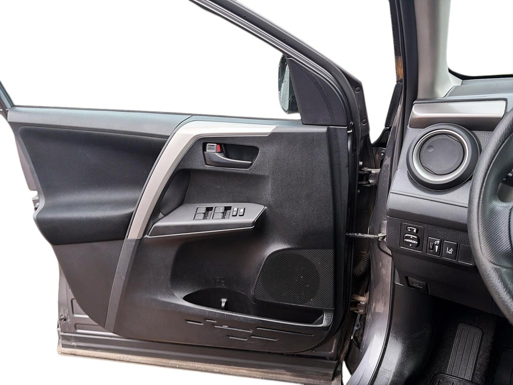 2017 Toyota RAV4 in Sept-Îles, Quebec - 10 - w1024h768px