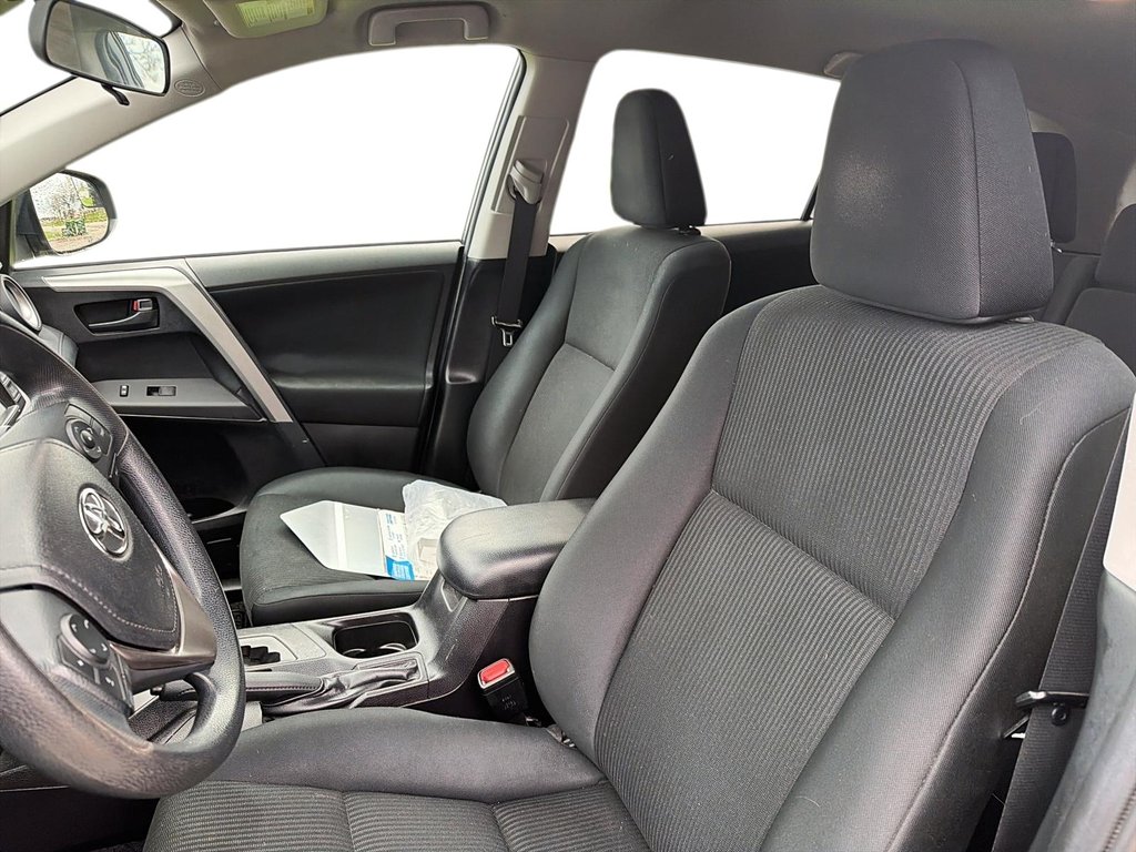 2017 Toyota RAV4 in Sept-Îles, Quebec - 8 - w1024h768px