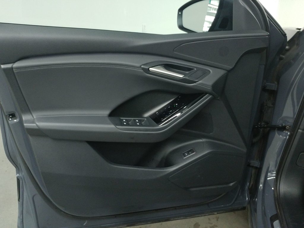 2025 Audi Q6 e-tron QUATTRO ENSEMBLE COMMODTÉ TOIT PANO|ANGLE MORT in Laval, Quebec - 11 - w1024h768px