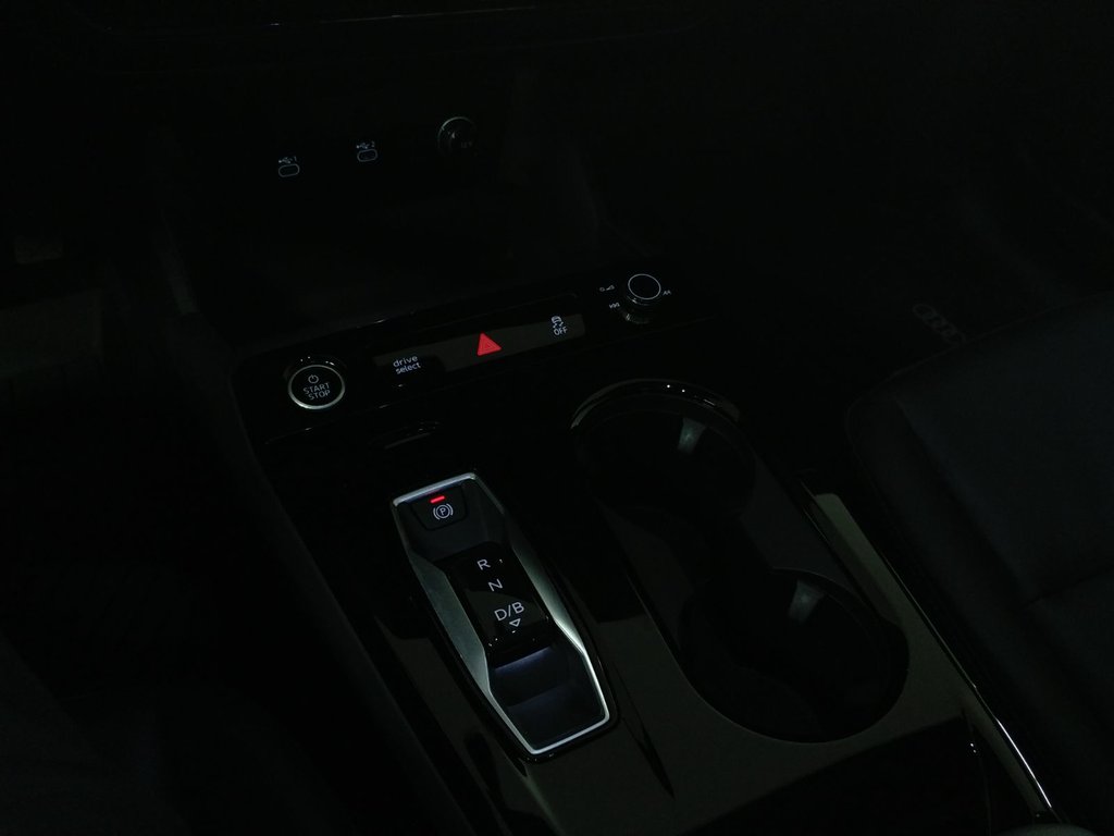 2025 Audi Q6 e-tron QUATTRO ENSEMBLE COMMODTÉ TOIT PANO|ANGLE MORT in Laval, Quebec - 14 - w1024h768px