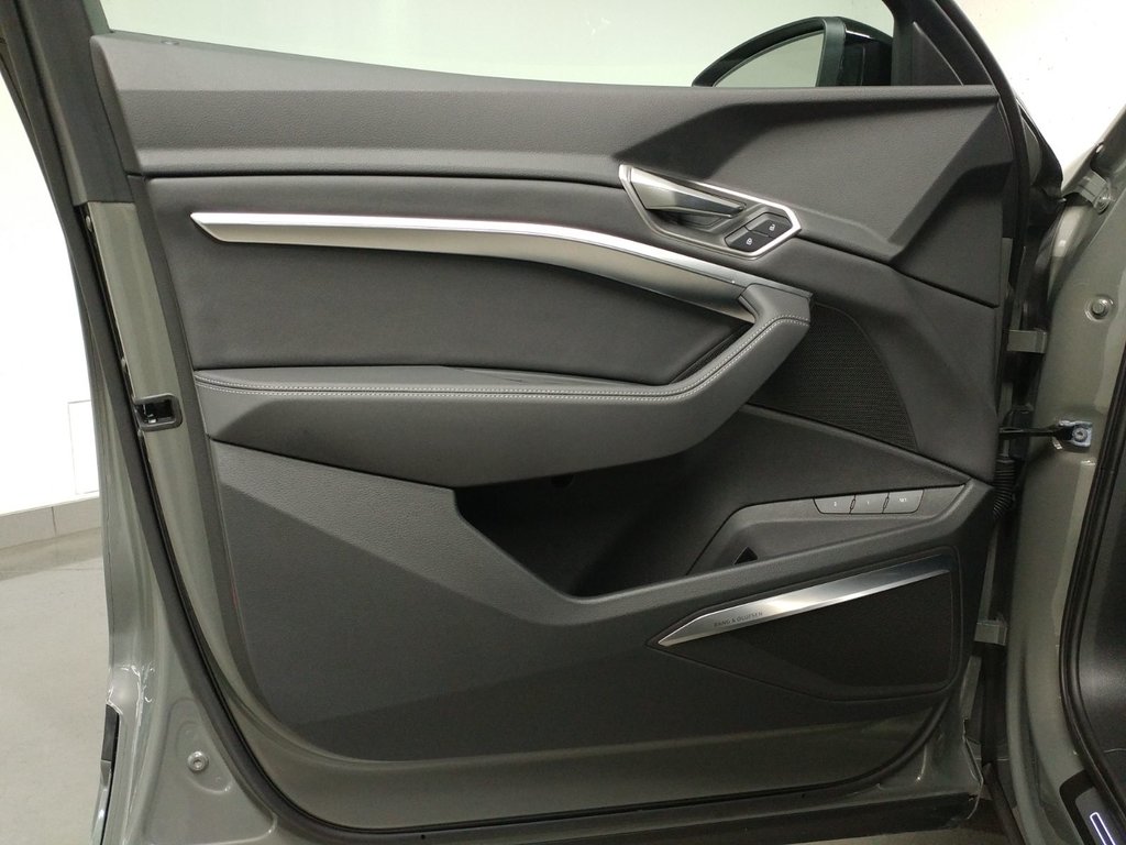 Audi Q8 e-tron QUATTRO BLACK COMPETITION | TECH PACK | B&O | TOIT 2024 à Laval, Québec - 11 - w1024h768px
