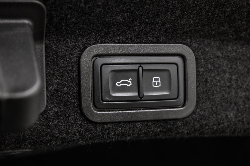 2022 Audi A6 Sedan V6 55TFSI  TECHNIK, S-LINE BLACK OPTICS, 21PCS in Laval, Quebec - 12 - w1024h768px