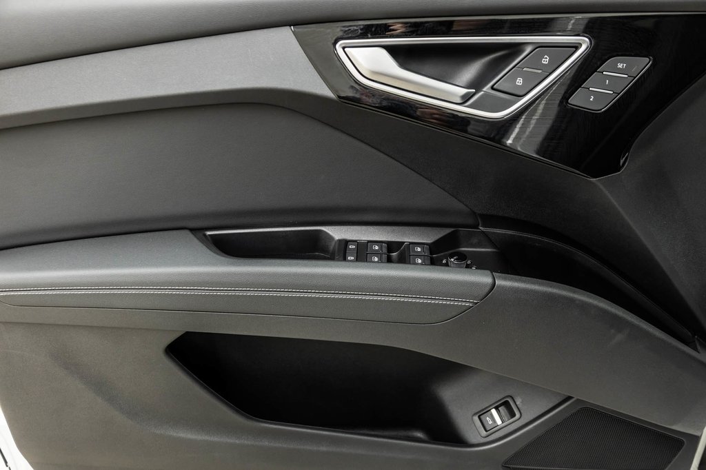 2024 Audi Q4 e-tron BLACK OPTIC PREMIUM PKG TECH PKG in Laval, Quebec - 14 - w1024h768px