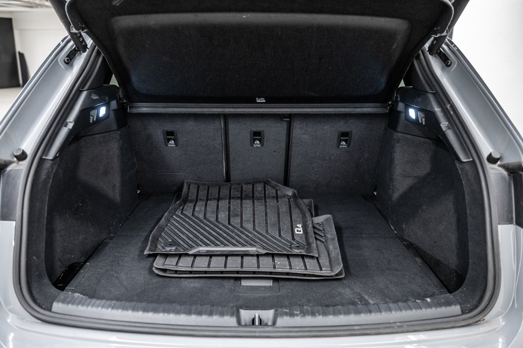 2025 Audi Q4 e-tron BLACK OPTIC PREMIUM PKG TRAILER HITCH in Laval, Quebec - 12 - w1024h768px