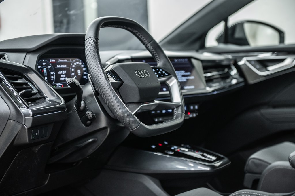 2025 Audi Q4 e-tron BLACK OPTIC PREMIUM PKG TRAILER HITCH in Laval, Quebec - 17 - w1024h768px