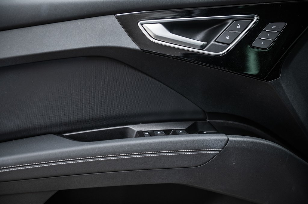 2025 Audi Q4 e-tron BLACK OPTIC PREMIUM PKG TRAILER HITCH in Laval, Quebec - 14 - w1024h768px