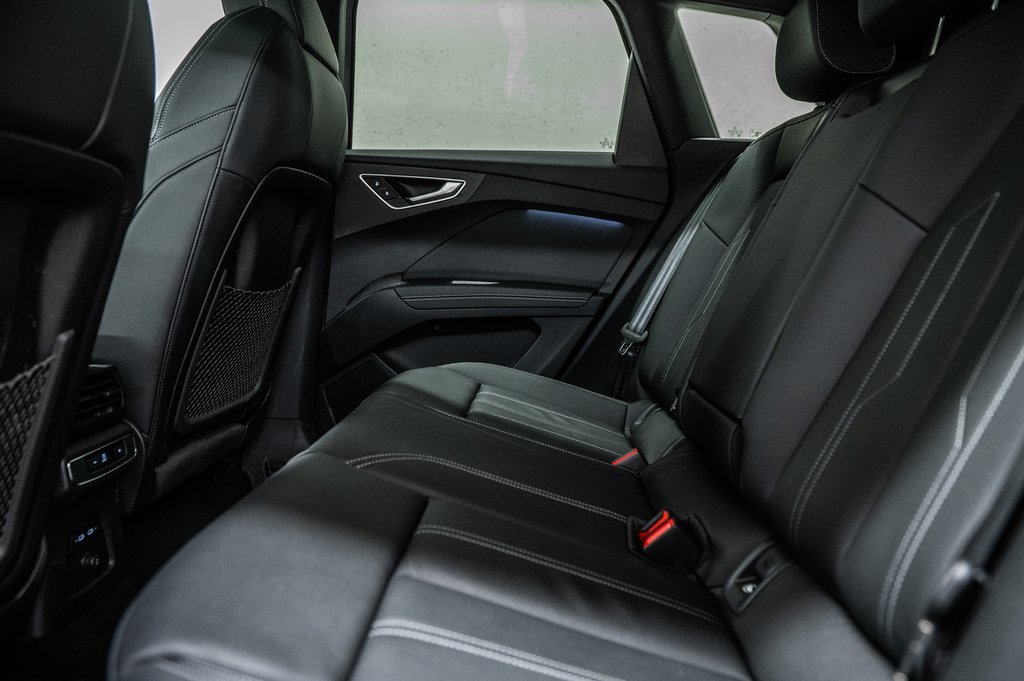 2025 Audi Q4 e-tron BLACK OPTIC PREMIUM PKG TRAILER HITCH in Laval, Quebec - 29 - w1024h768px