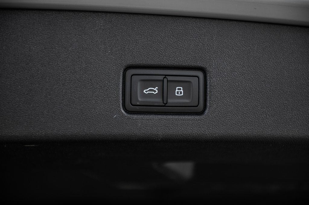 2025 Audi Q4 e-tron BLACK OPTIC PREMIUM PKG TRAILER HITCH in Laval, Quebec - 13 - w1024h768px