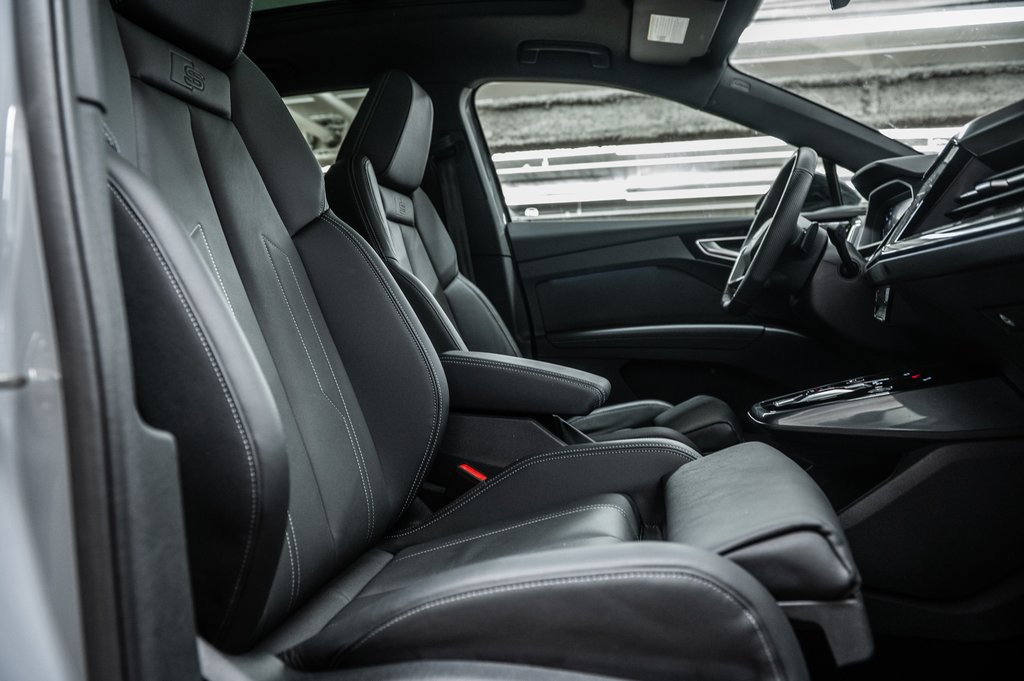 2025 Audi Q4 e-tron BLACK OPTIC PREMIUM PKG TRAILER HITCH in Laval, Quebec - 34 - w1024h768px