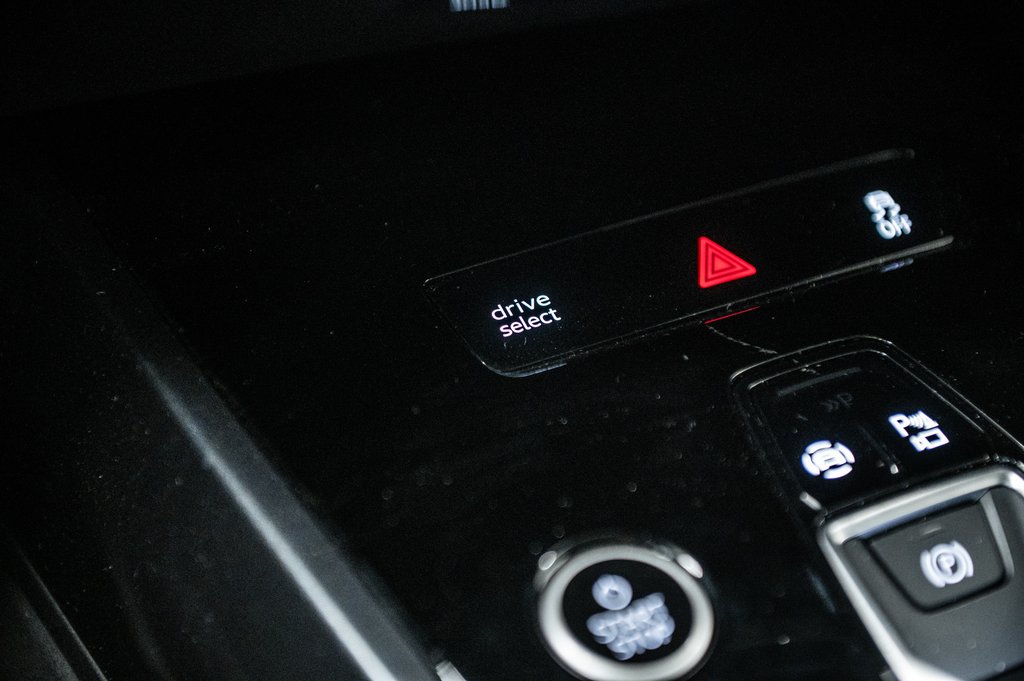 2025 Audi Q4 e-tron BLACK OPTIC PREMIUM PKG TRAILER HITCH in Laval, Quebec - 26 - w1024h768px