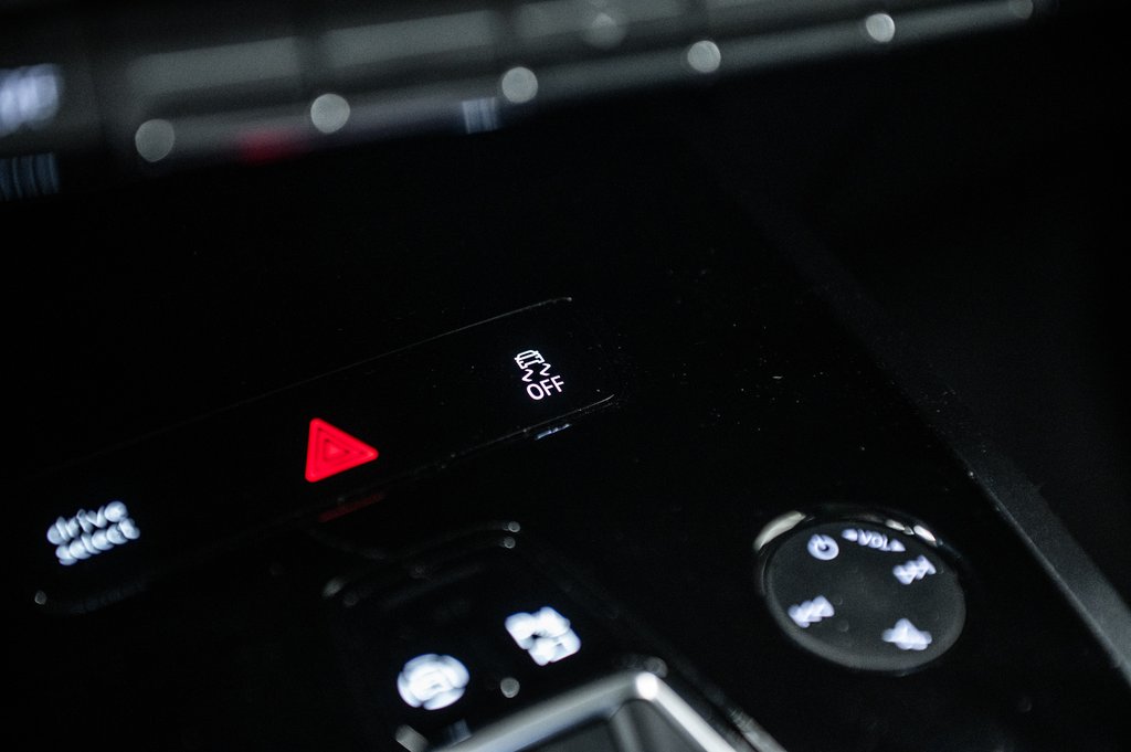 2025 Audi Q4 e-tron BLACK OPTIC PREMIUM PKG TRAILER HITCH in Laval, Quebec - 27 - w1024h768px