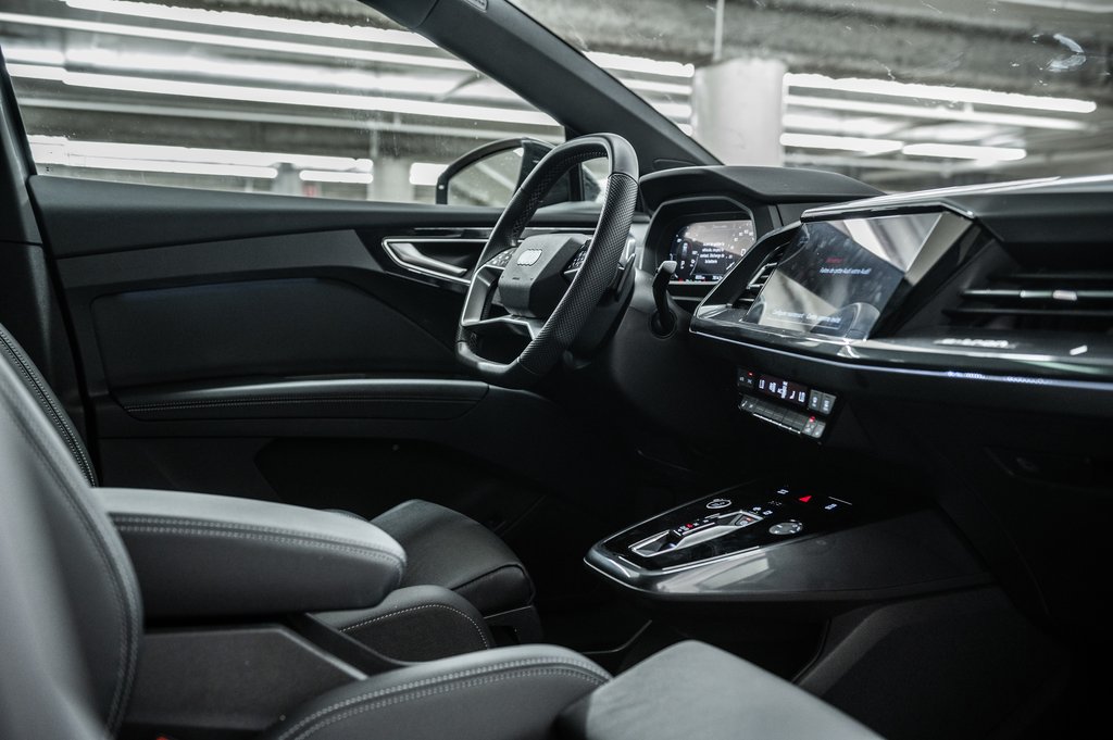 2025 Audi Q4 e-tron BLACK OPTIC PREMIUM PKG TRAILER HITCH in Laval, Quebec - 33 - w1024h768px