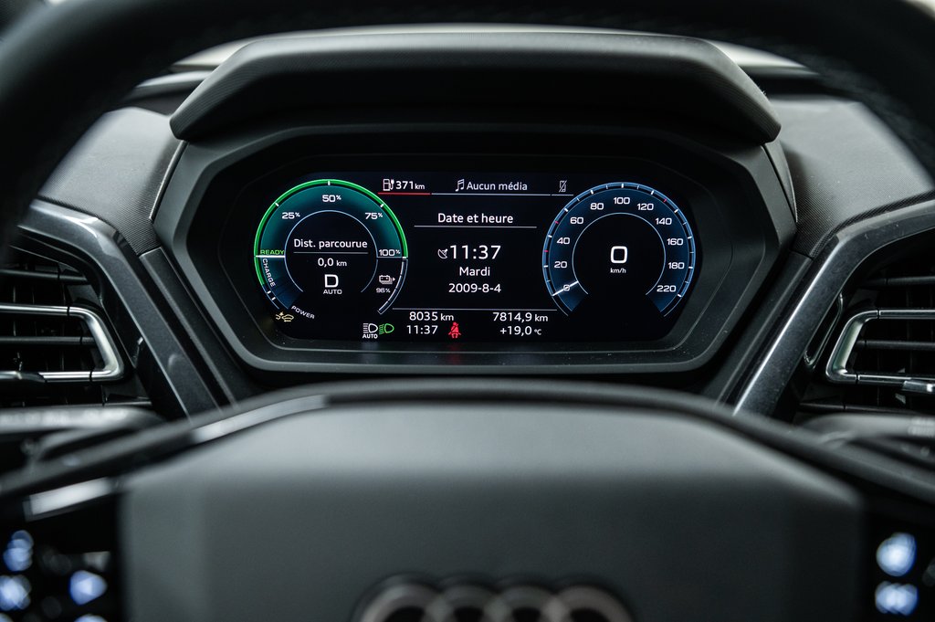 2025 Audi Q4 e-tron BLACK OPTIC PREMIUM PKG TRAILER HITCH in Laval, Quebec - 19 - w1024h768px