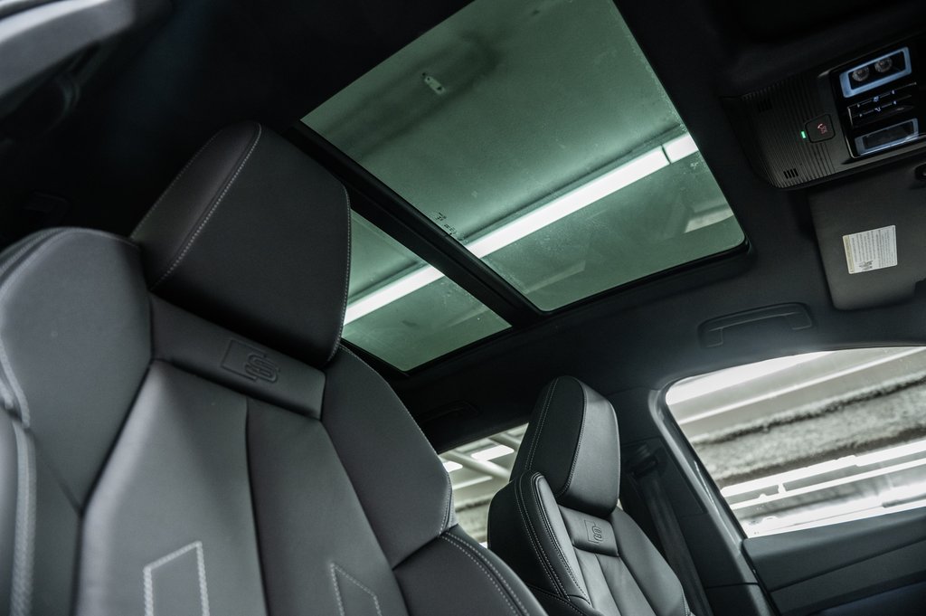 2025 Audi Q4 e-tron BLACK OPTIC PREMIUM PKG TRAILER HITCH in Laval, Quebec - 35 - w1024h768px