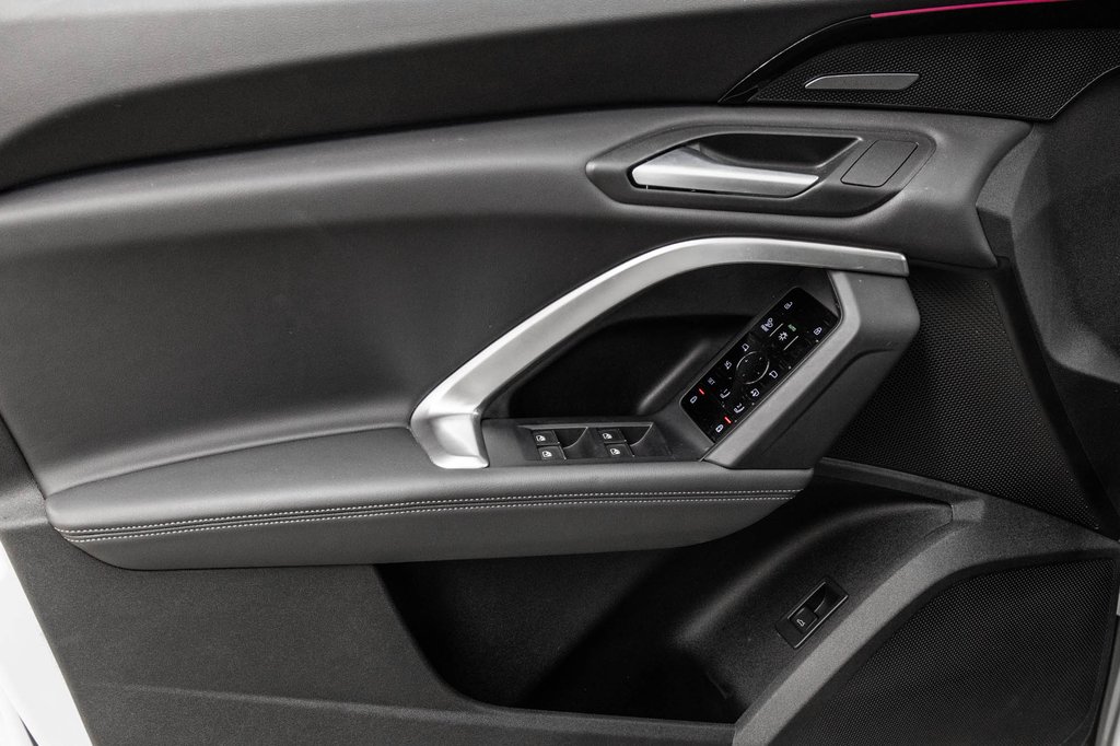 2025 Audi Q5 TECHNIK ALL NEW Q5 BLACK OPTIC in Laval, Quebec - 13 - w1024h768px