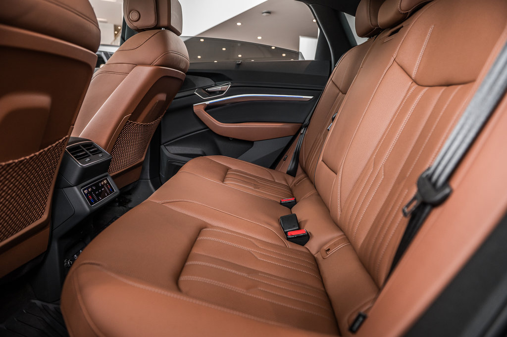 2024 Audi Q8 e-tron Sportback BLACK COMPETITION, PREMIUM, TECH PACK in Laval, Quebec - 25 - w1024h768px