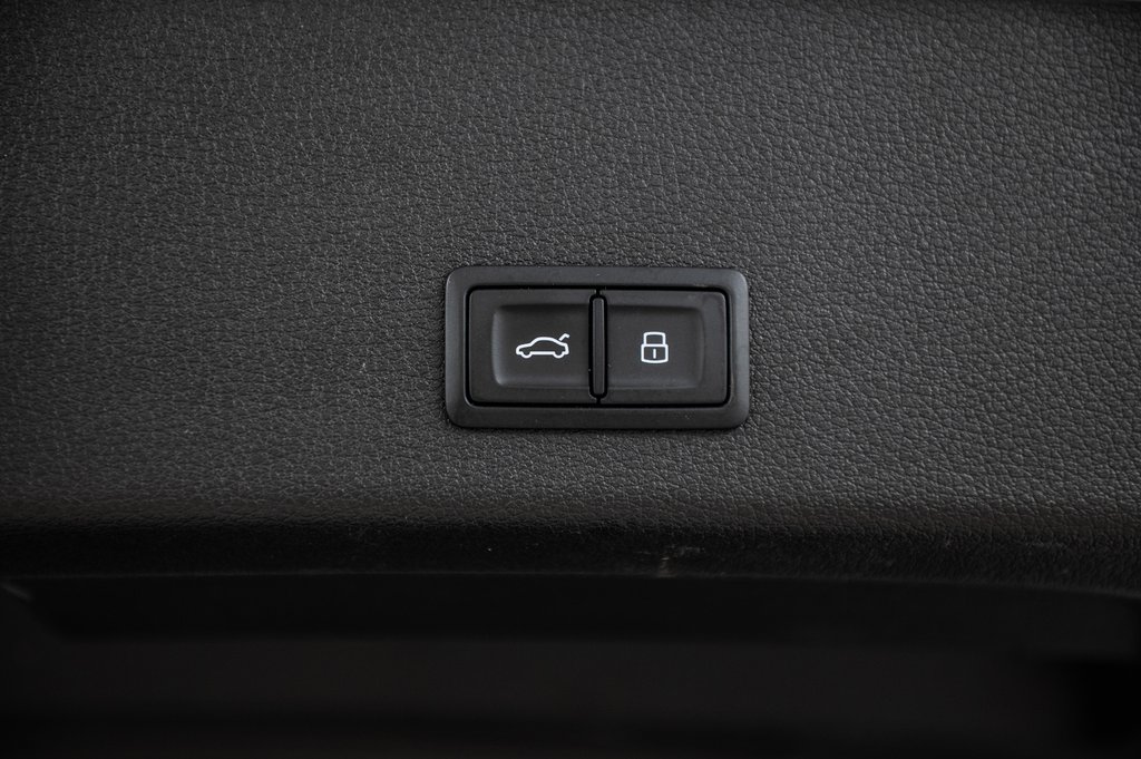 2024 Audi Q8 e-tron PREMUIUM PKG BLACK OPTIC 21 PCS in Laval, Quebec - 12 - w1024h768px